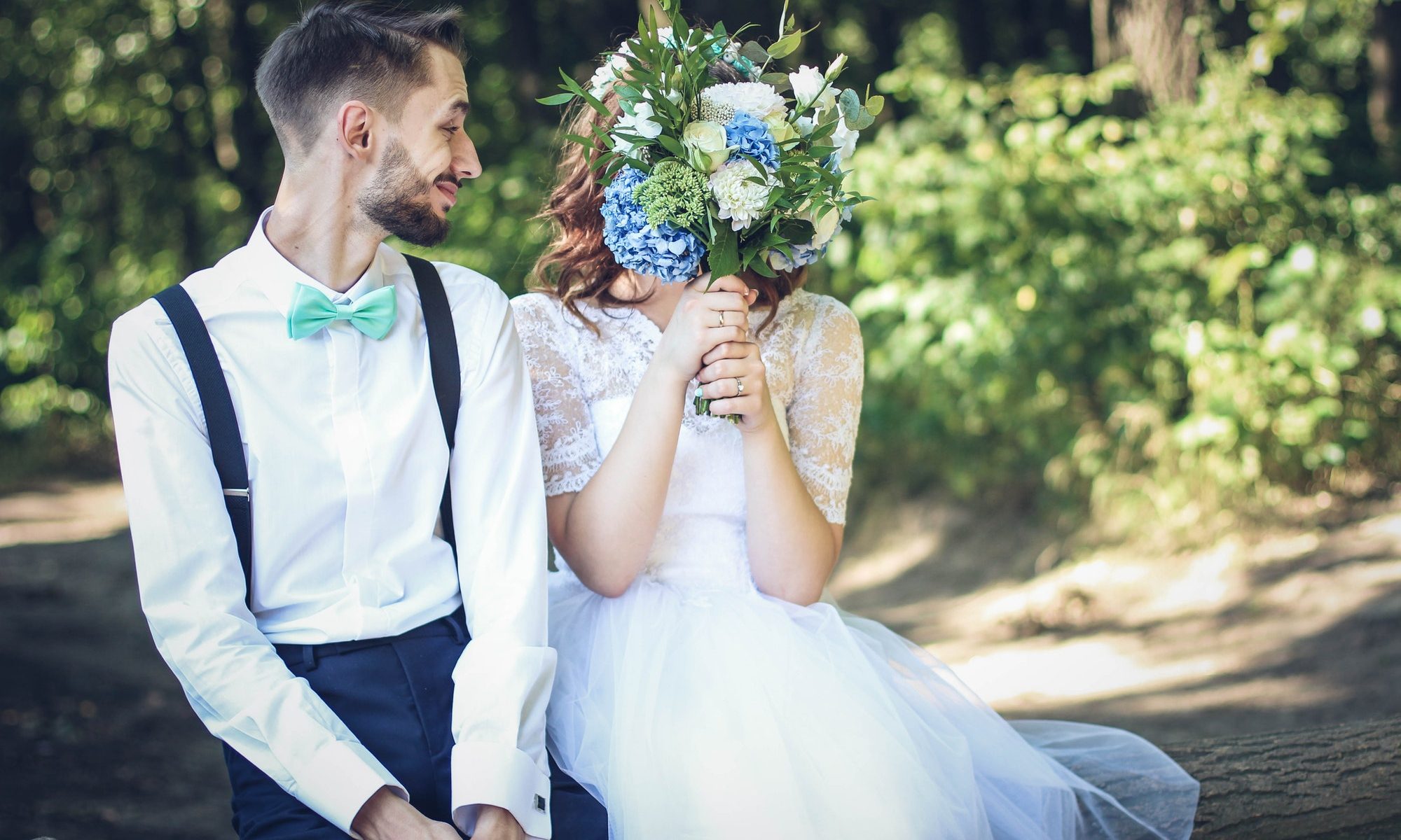 Brautpaar mit Blumen